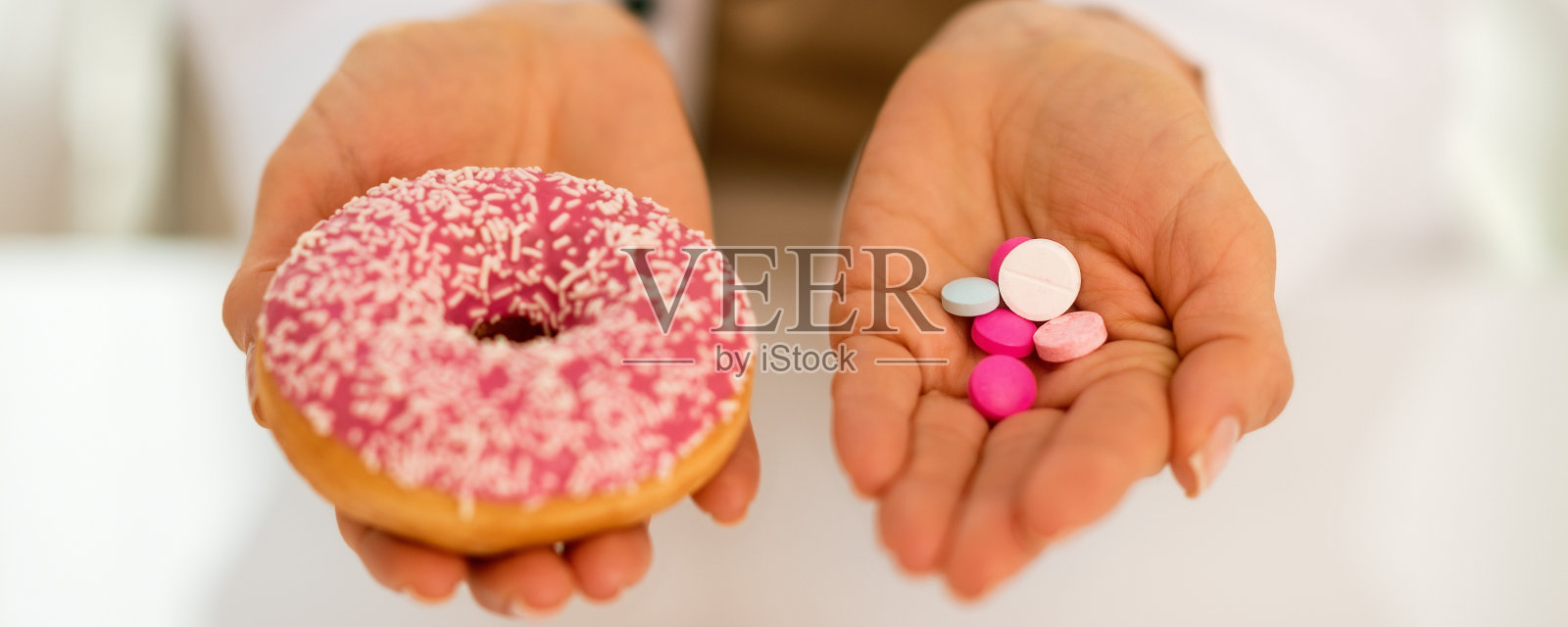 近距离看医生的女人显示甜甜圈和药丸照片摄影图片