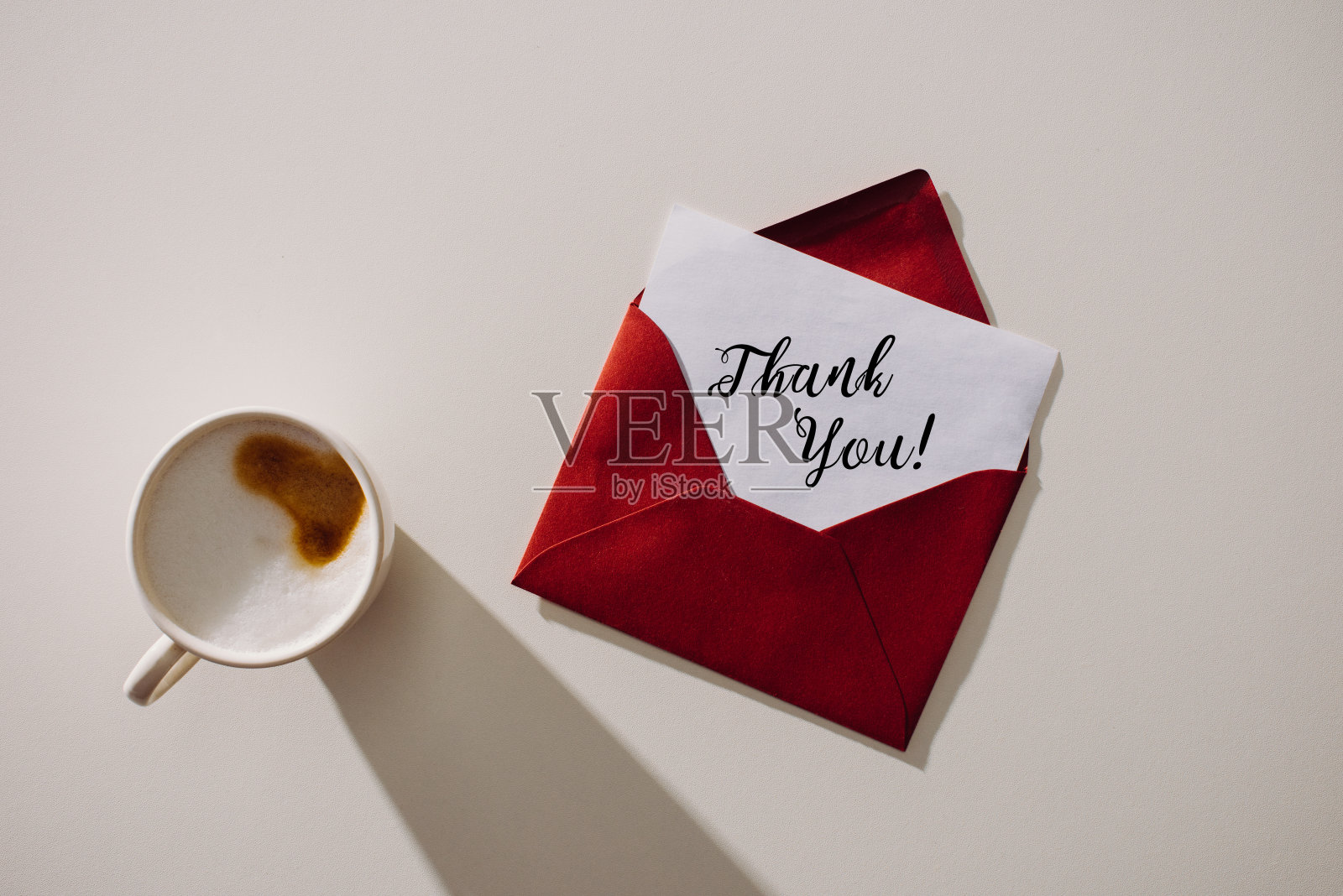 俯视图的红包与感谢信的纸纸和一杯咖啡照片摄影图片