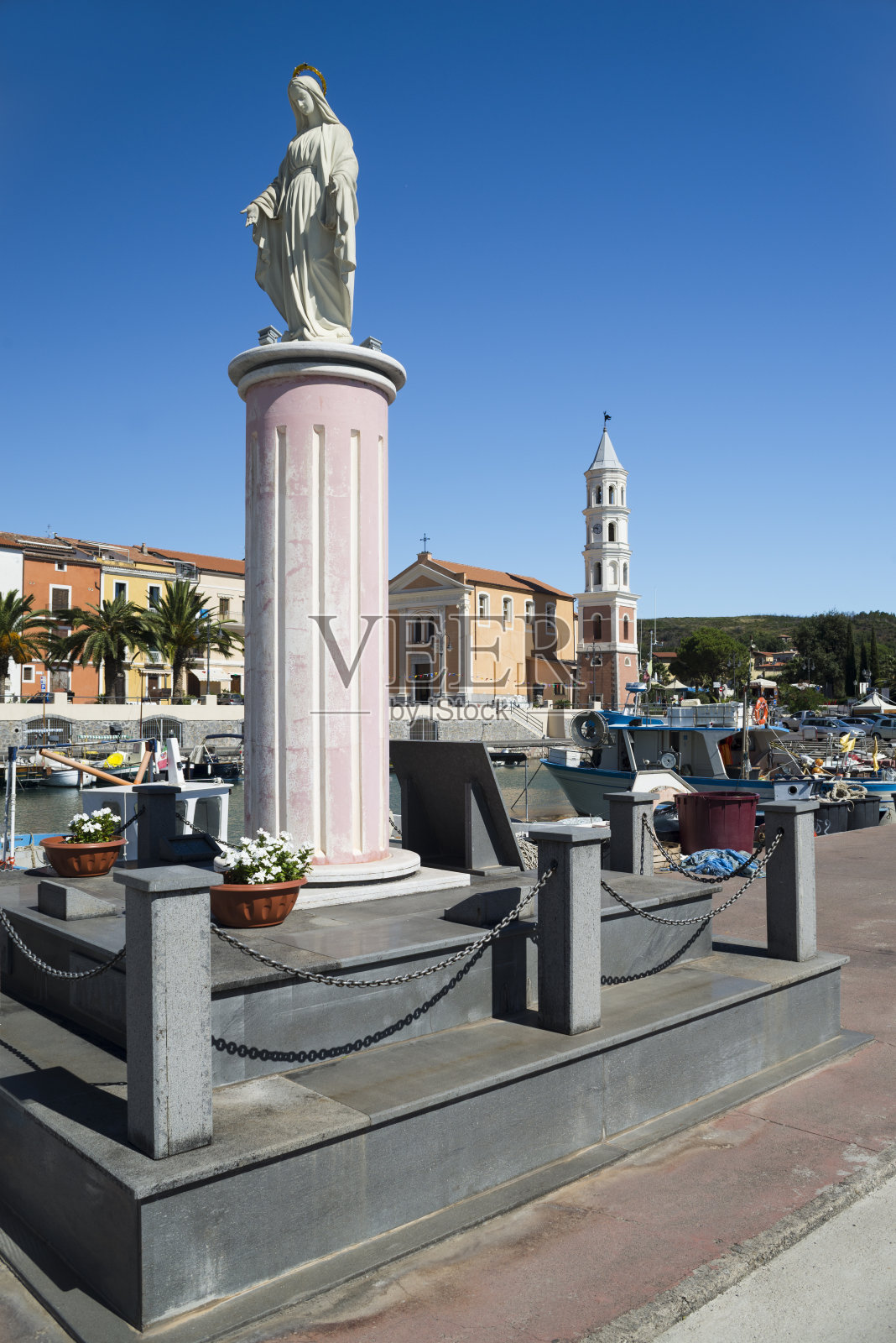 在意大利坎帕尼亚奇莱托海岸斯卡利奥港的教堂和长廊前的圣母玛利亚雕像照片摄影图片