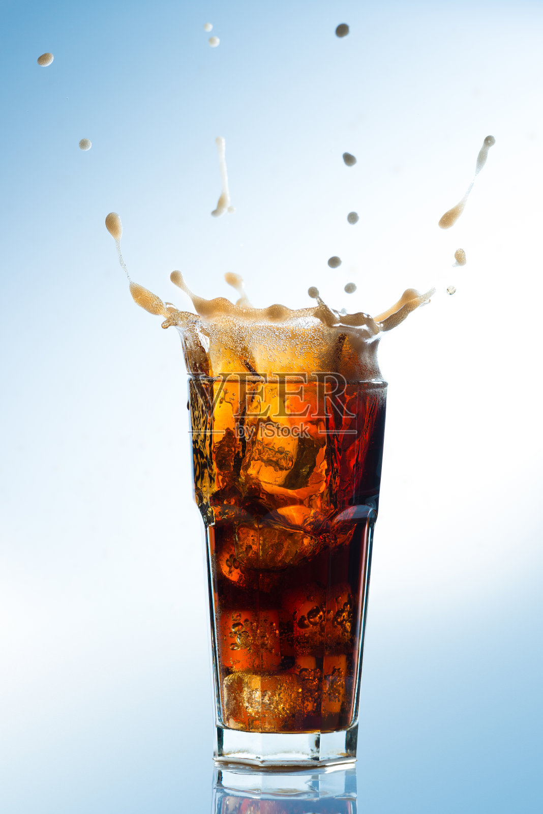 冰溅在一杯可乐饮料上照片摄影图片