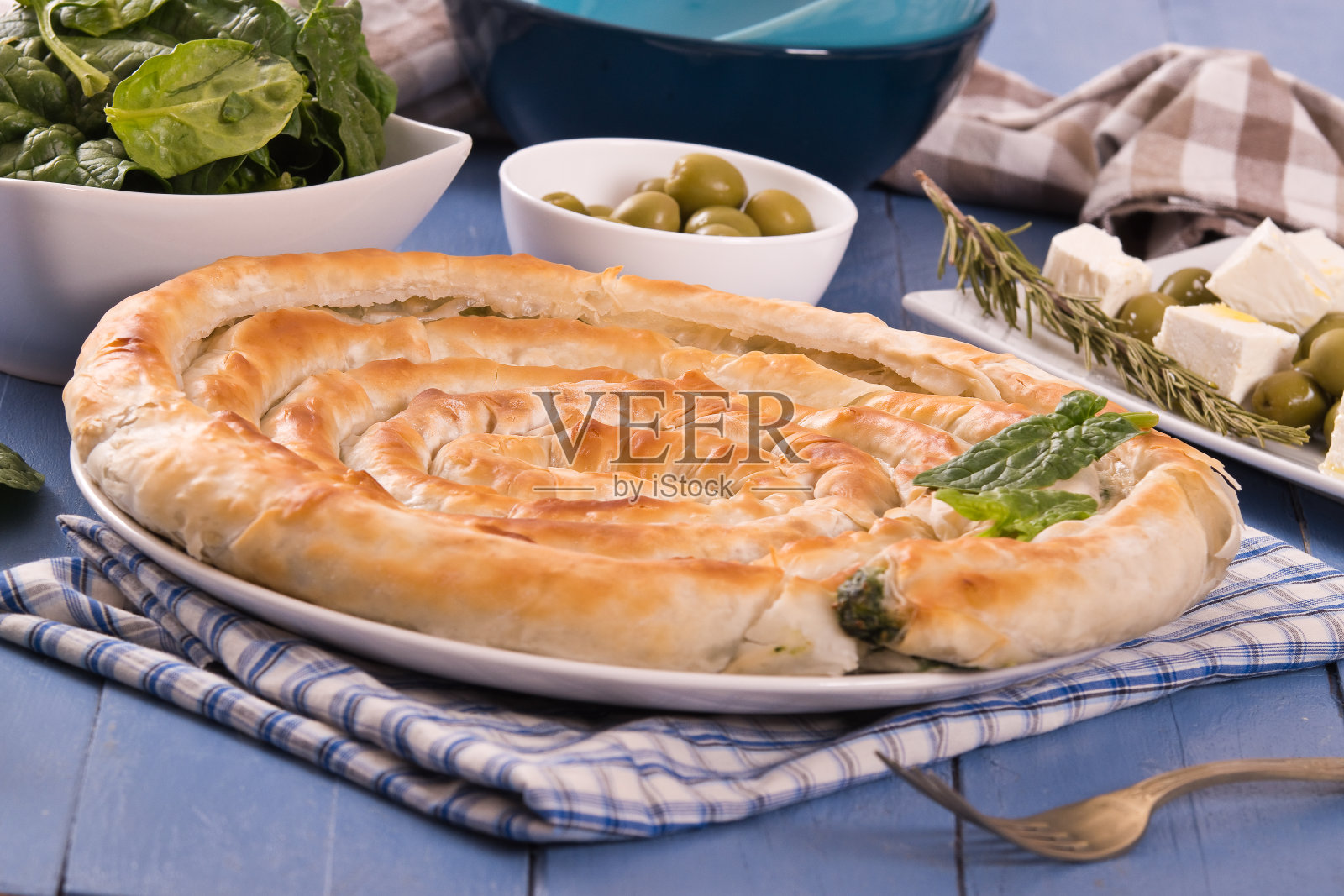 希腊菠菜派。照片摄影图片
