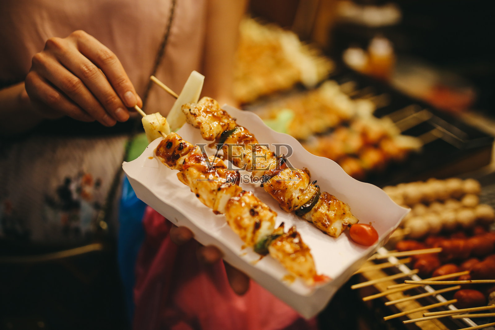 泰国街头食物-烤鸡烧烤照片摄影图片
