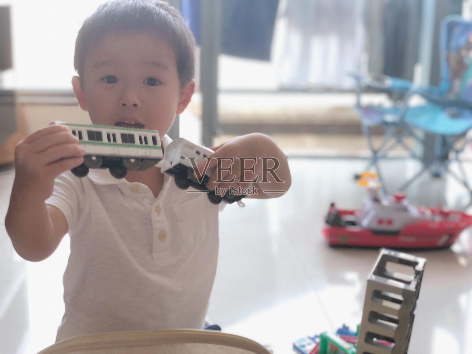 一个亚洲小男孩在家玩玩具火车照片摄影图片