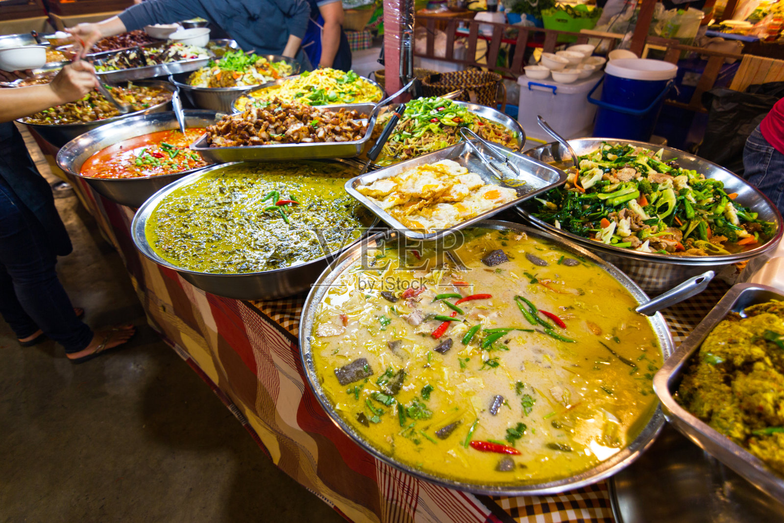 泰国街头小吃，泰国风味的米饭和咖喱在市场。照片摄影图片