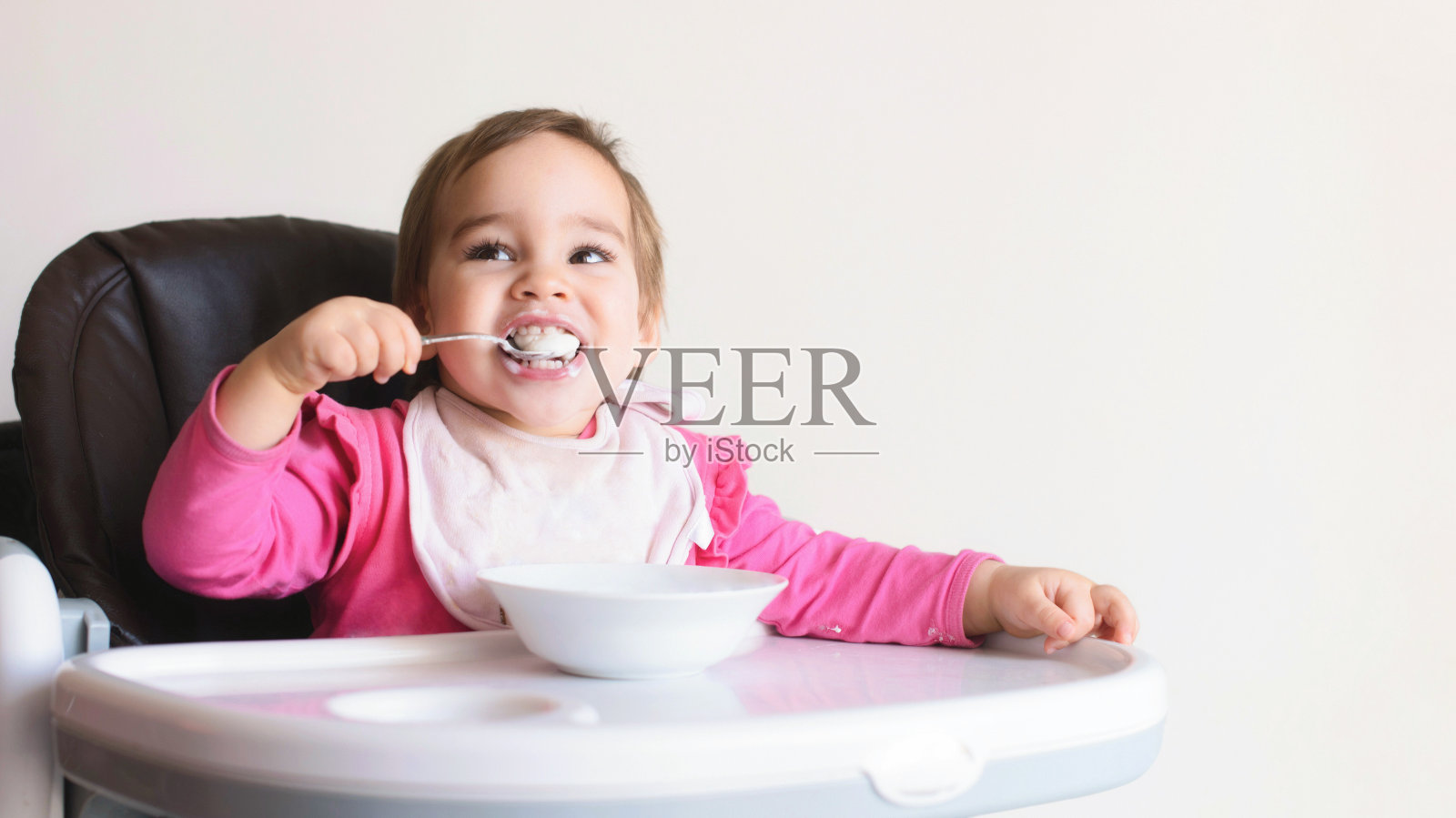 小女孩独自吃饭照片摄影图片