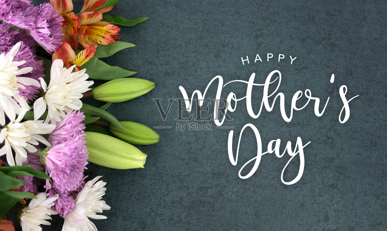 快乐母亲节书法节日剧本在黑色的黑板背景与美丽的彩色白色，粉色，橙色，紫色和绿色的花花花束照片摄影图片