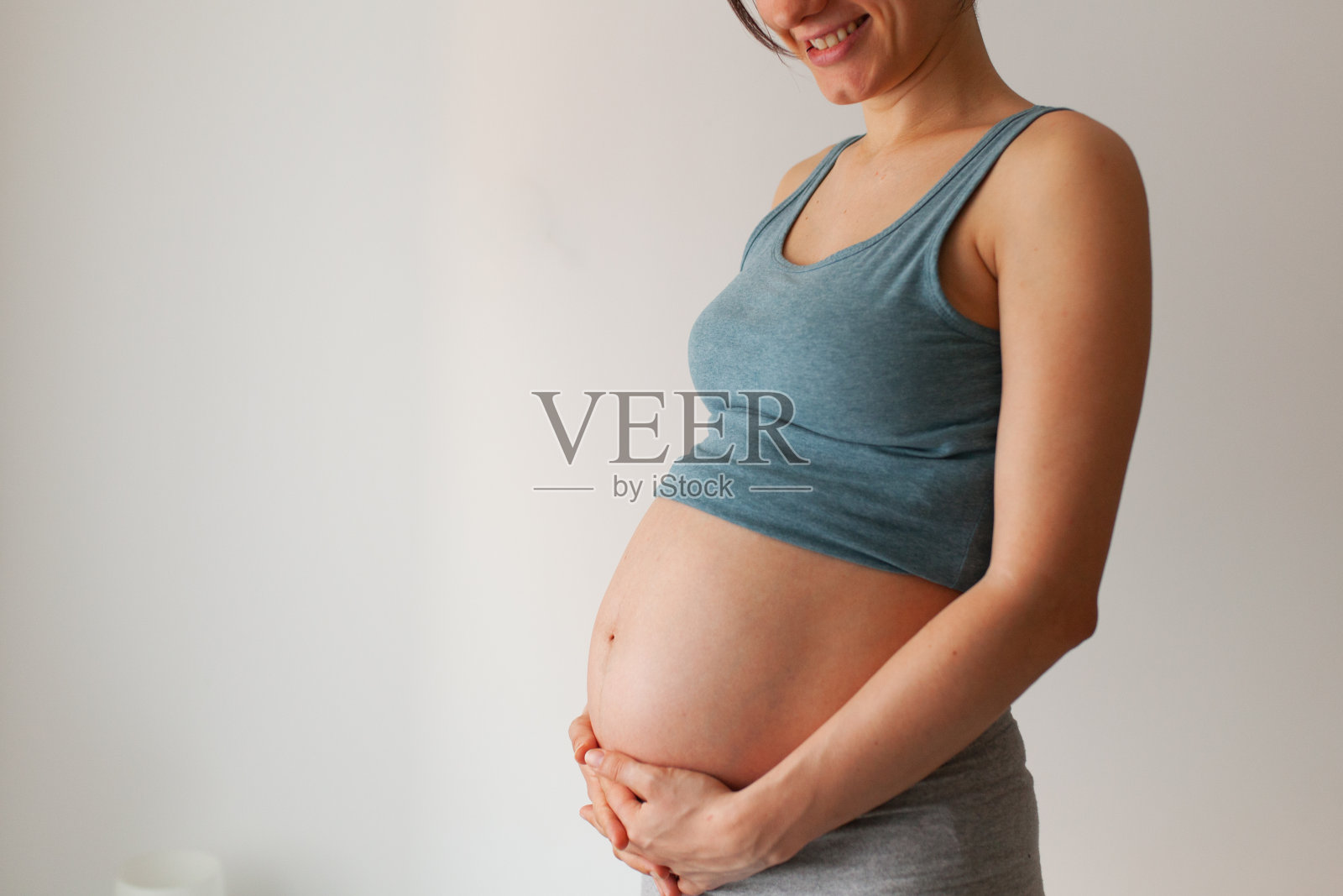 一个孕妇站在文案区对面照片摄影图片