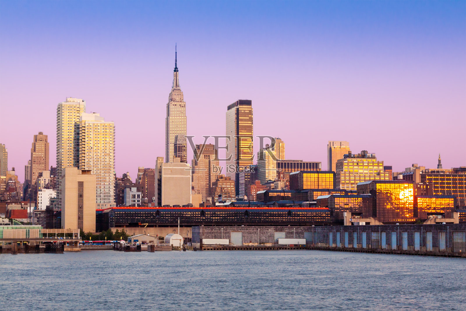 日落时分的纽约城市天际线，帝国大厦，曼哈顿摩天大楼和哈德逊河。照片摄影图片