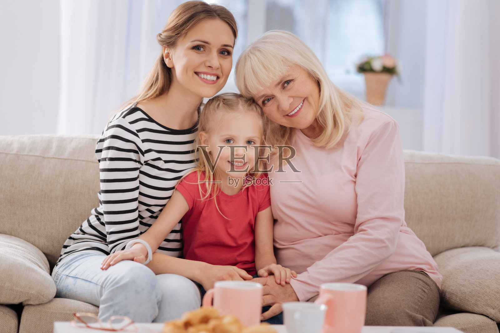 幸福的家庭坐在一起照片摄影图片