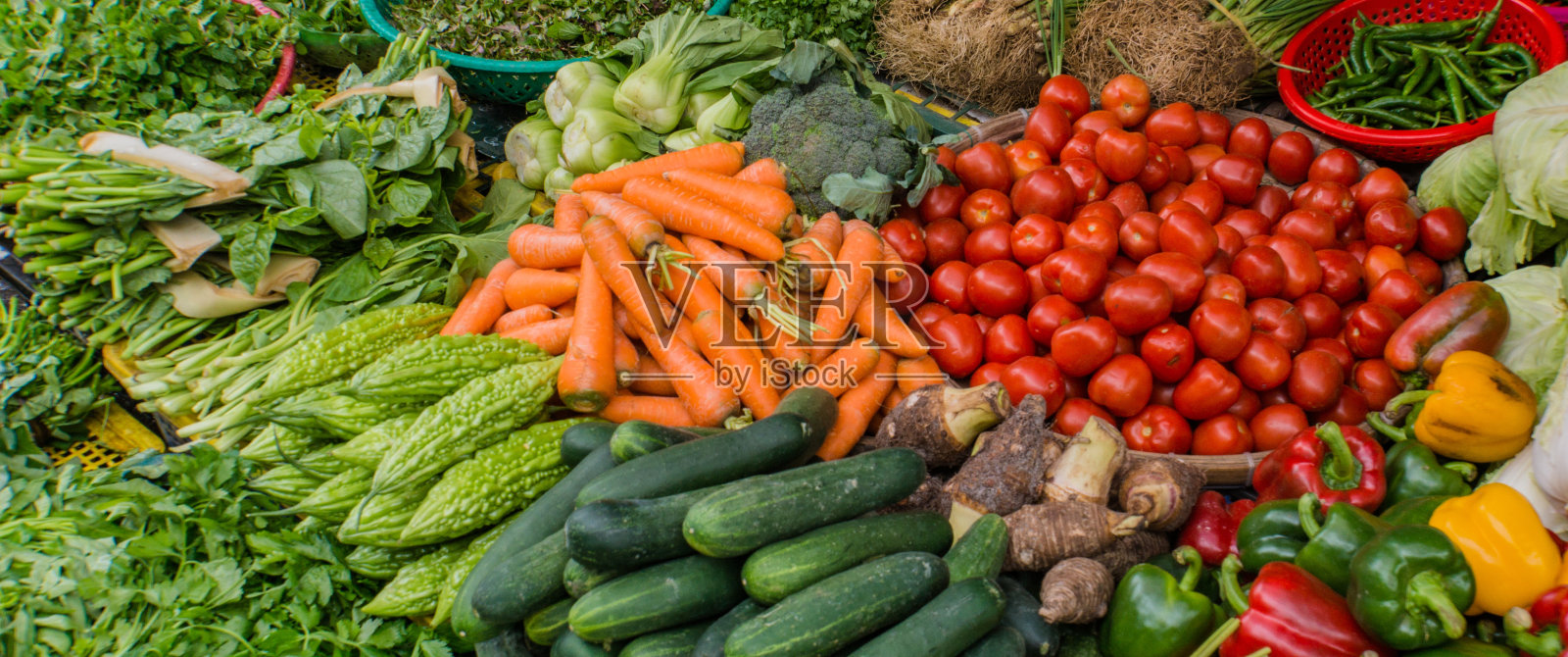 有许多蔬菜的市场摊位照片摄影图片