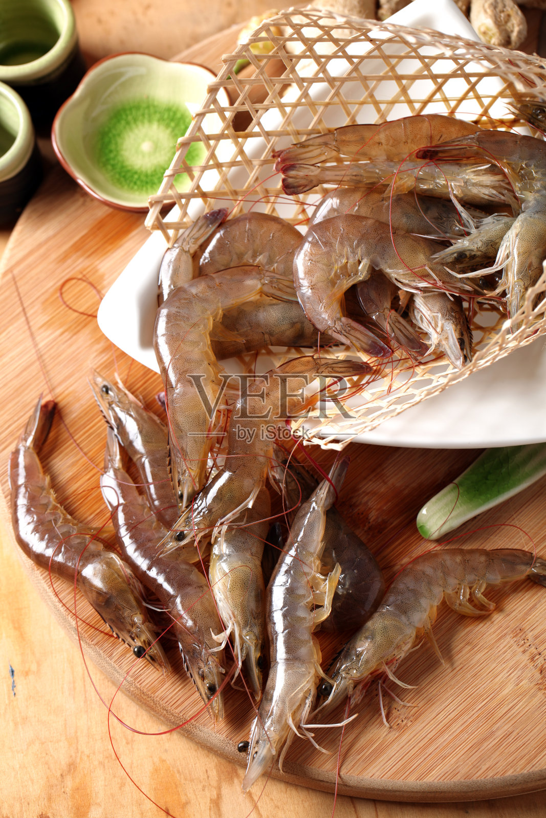 新鲜的虾海鲜桌上的背景照片摄影图片