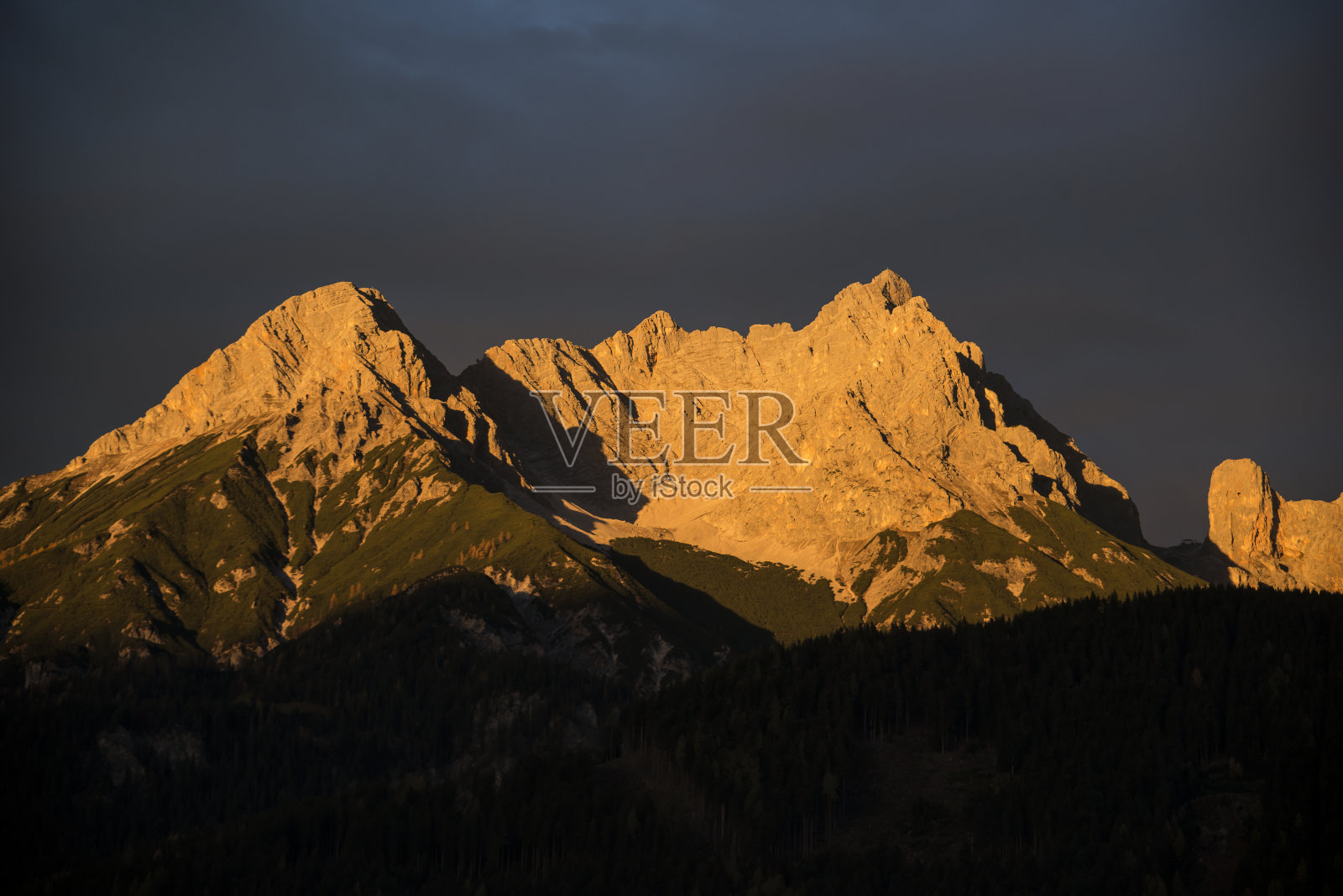 奥地利阿尔卑斯山脉的峰顶沐浴着朝霞照片摄影图片
