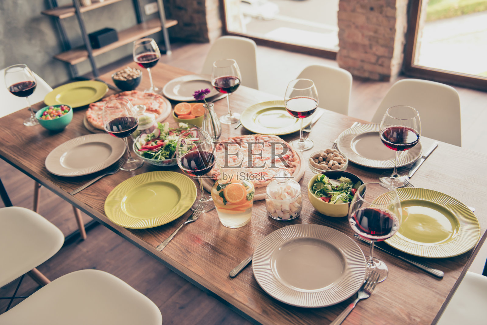 让我们开始吧!精美的木桌上有美味的菜肴和为聚会准备的酒杯照片摄影图片