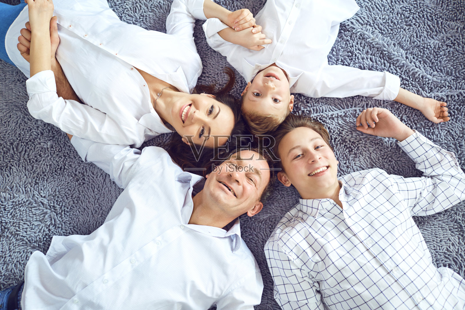 幸福的一家人躺在地板上微笑照片摄影图片