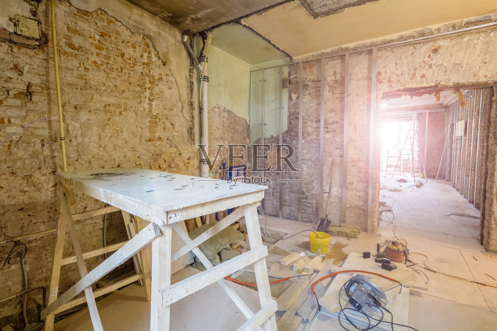 房内的木板和施工工具都是在公寓的施工、改建、重建和翻新过程中使用的。照片摄影图片
