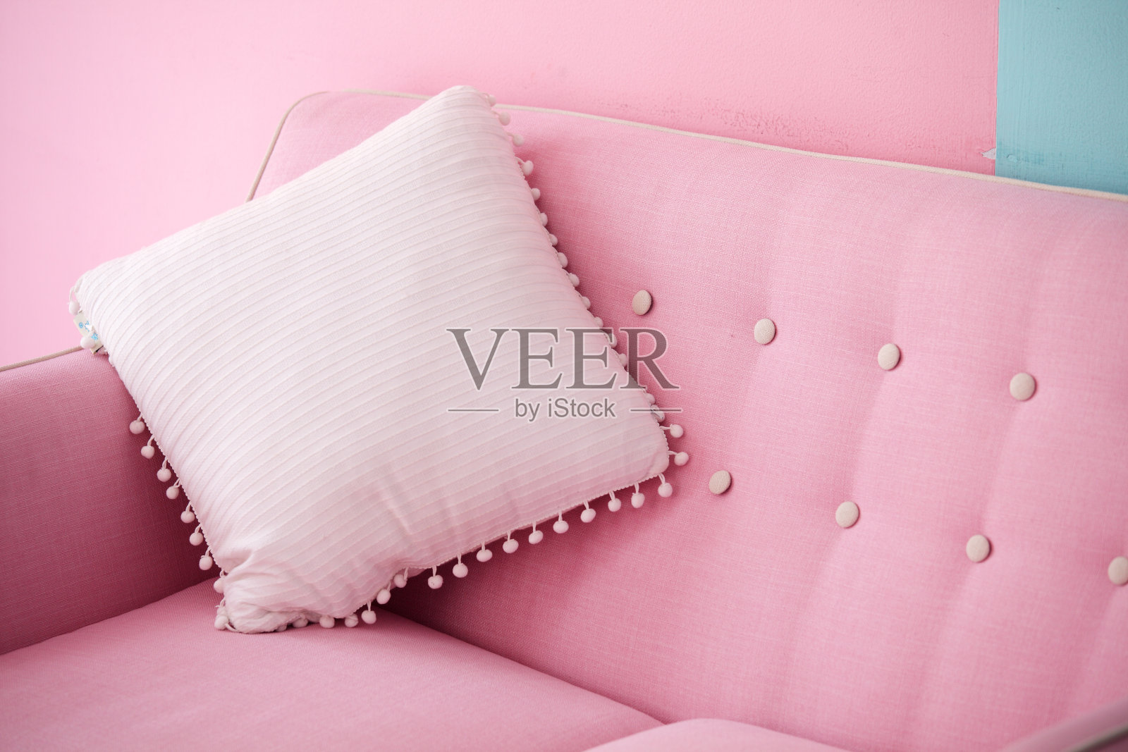 客厅沙发上的粉色枕头照片摄影图片