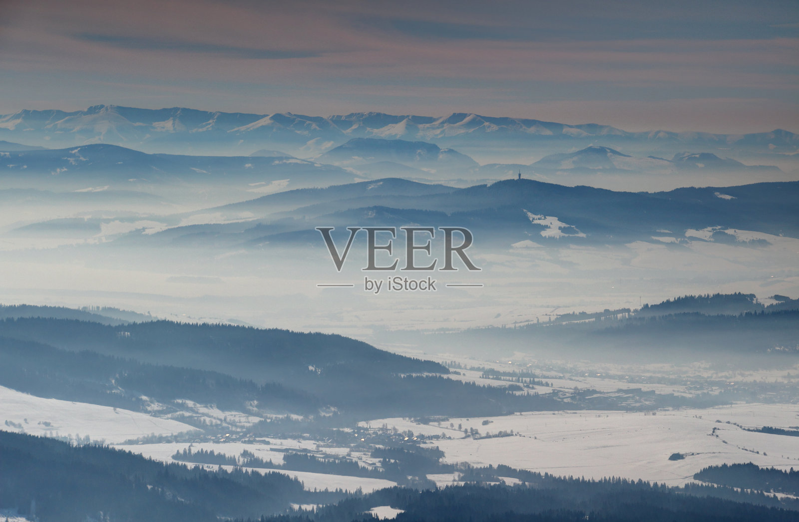 晴朗的冬季景色与蓝色的山脊和朦胧的山谷斯洛伐克照片摄影图片