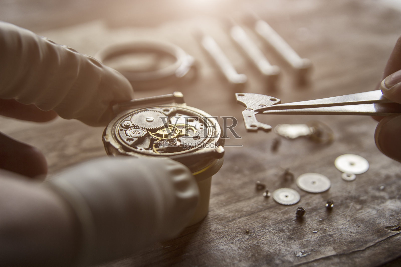 机械表安装零件的过程，手表的修理照片摄影图片
