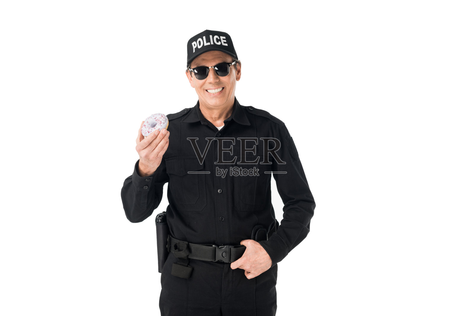 微笑警察拿着甜甜圈孤立在白色照片摄影图片