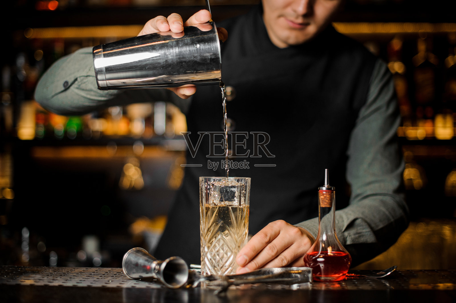 调酒师在吧台制作新鲜的鸡尾酒照片摄影图片