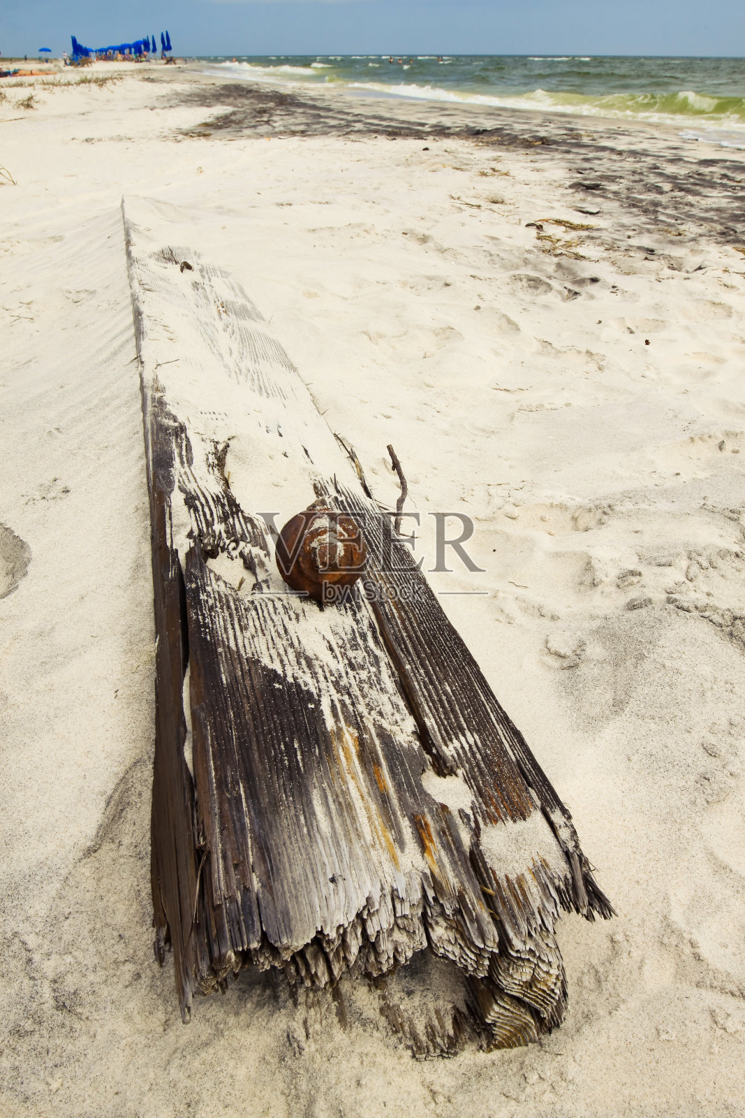 一艘百年沉船被冲到西船岛海滩照片摄影图片