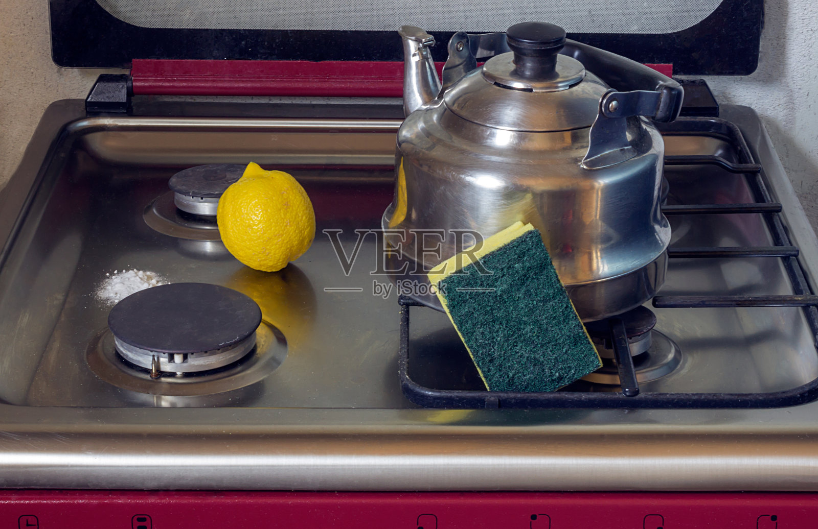 用小苏打和柠檬清洁煤气炉。概念-环保清洁。照片摄影图片