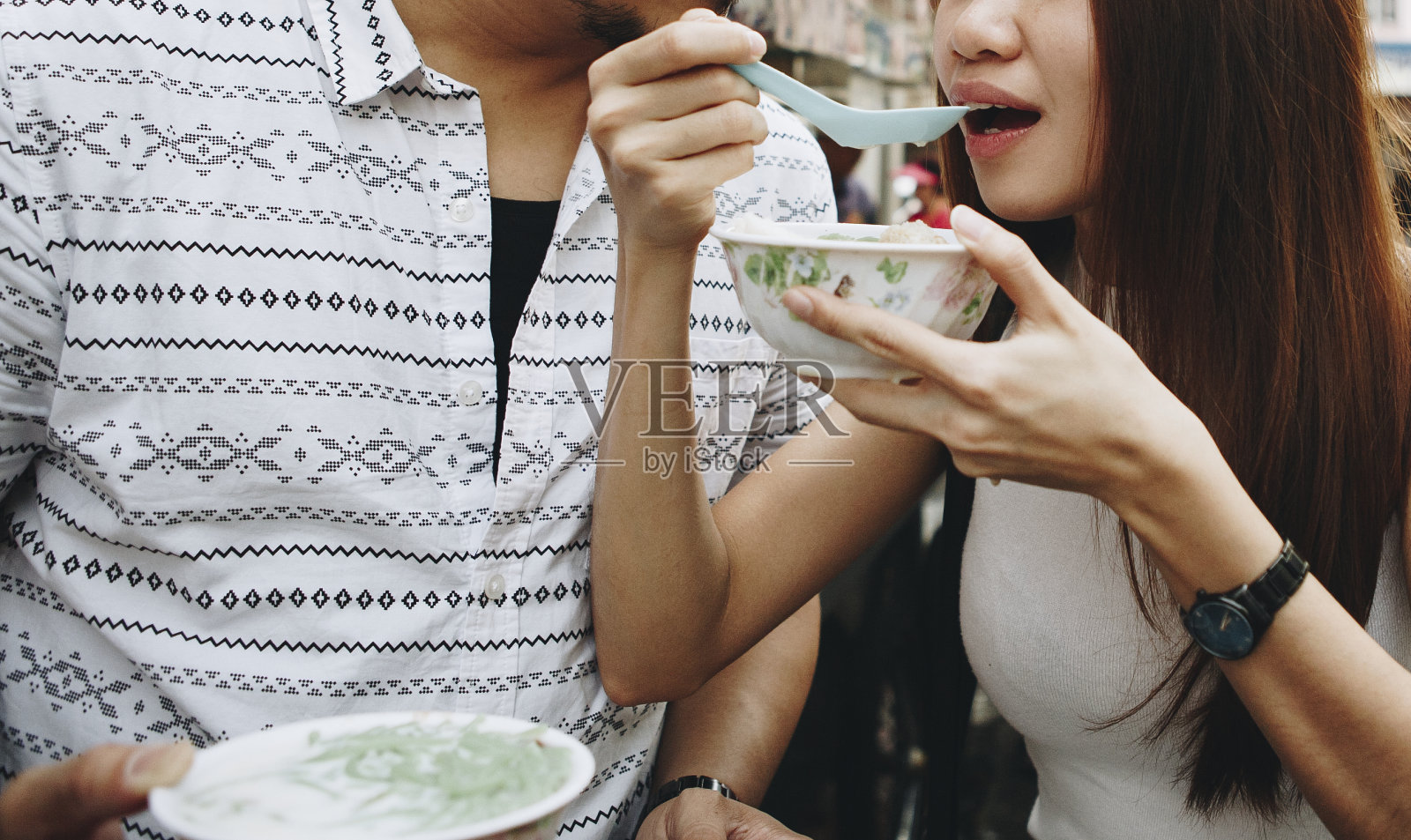 在户外吃亚洲甜点的女人照片摄影图片