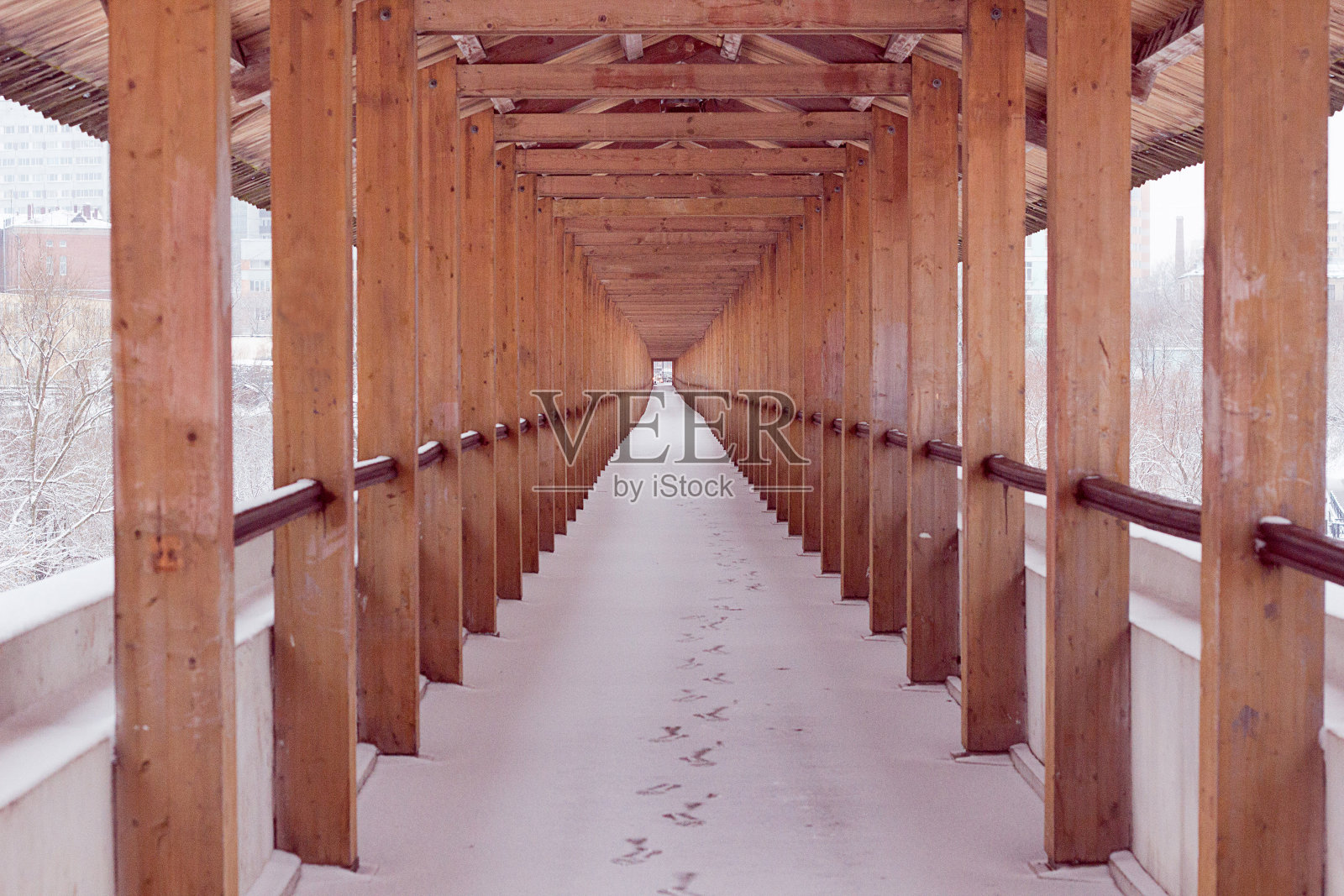 木桥上隧道，冬天照片摄影图片
