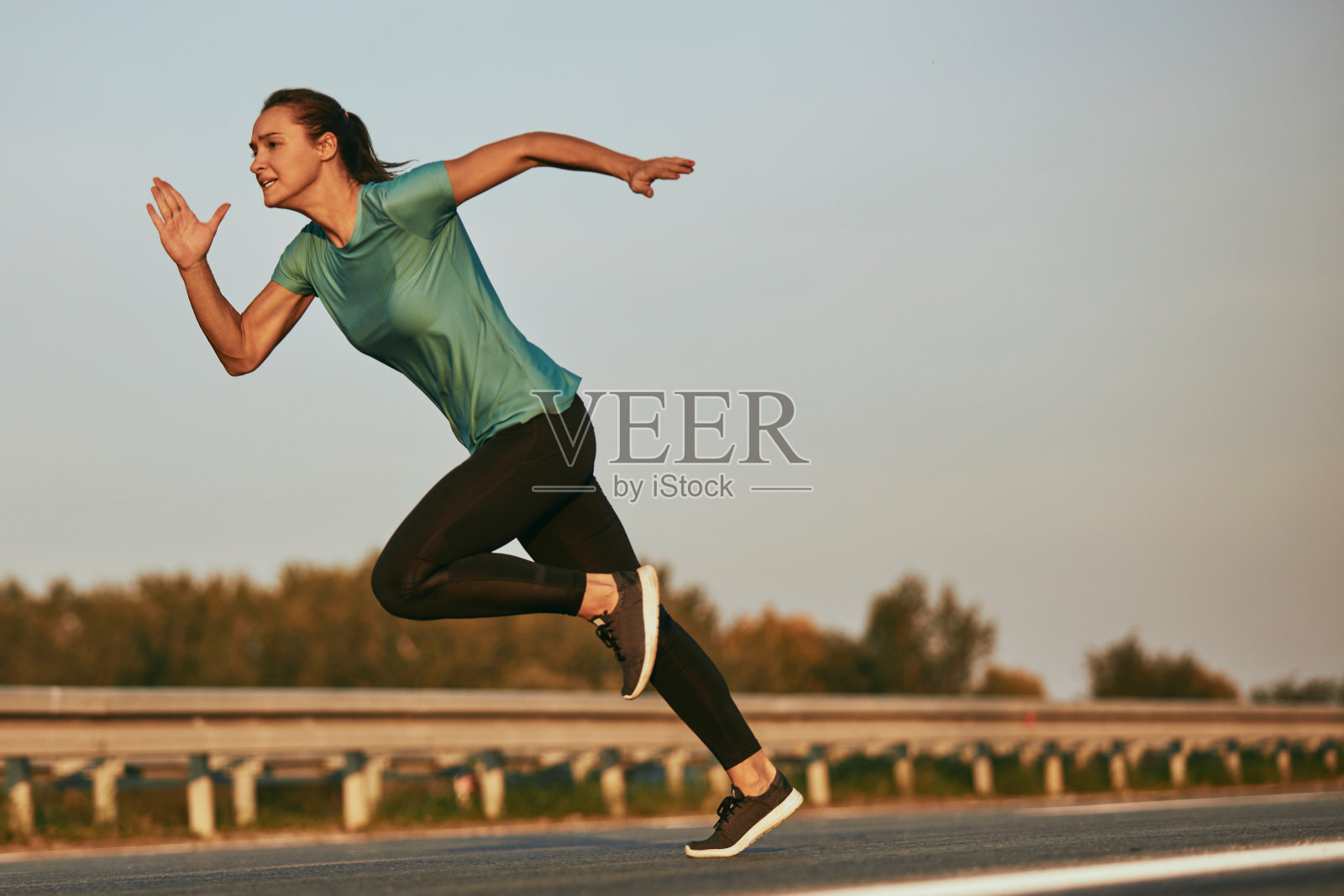 女人在拼命跑，满头大汗照片摄影图片