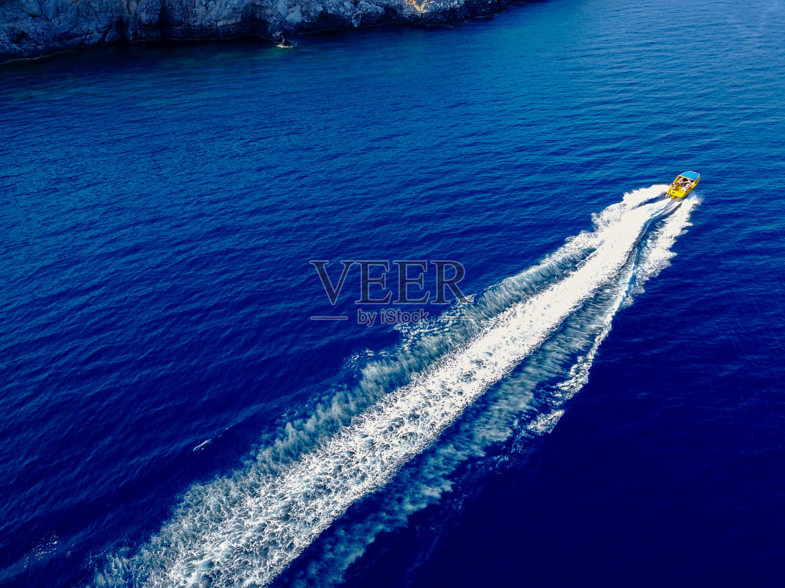 鸟瞰摩托艇航行在海边的异国情调的海上。照片摄影图片