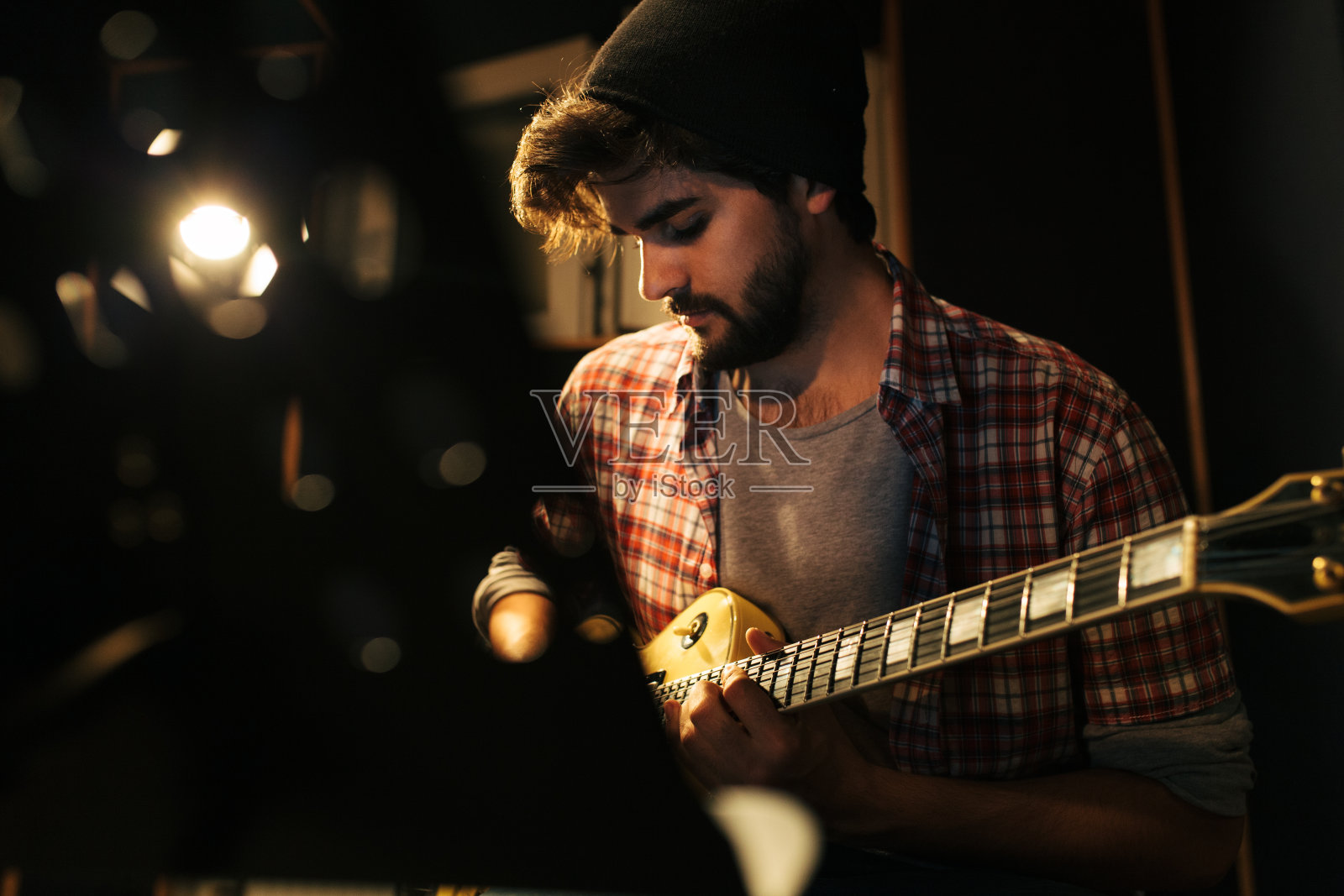 有魅力的吉他手在音乐工作室演奏吉他照片摄影图片