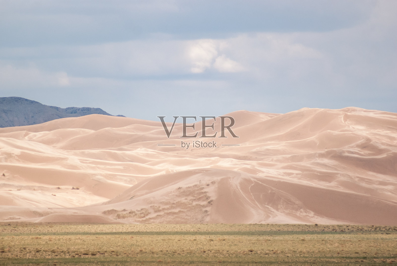 戈壁沙漠中的沙丘照片摄影图片