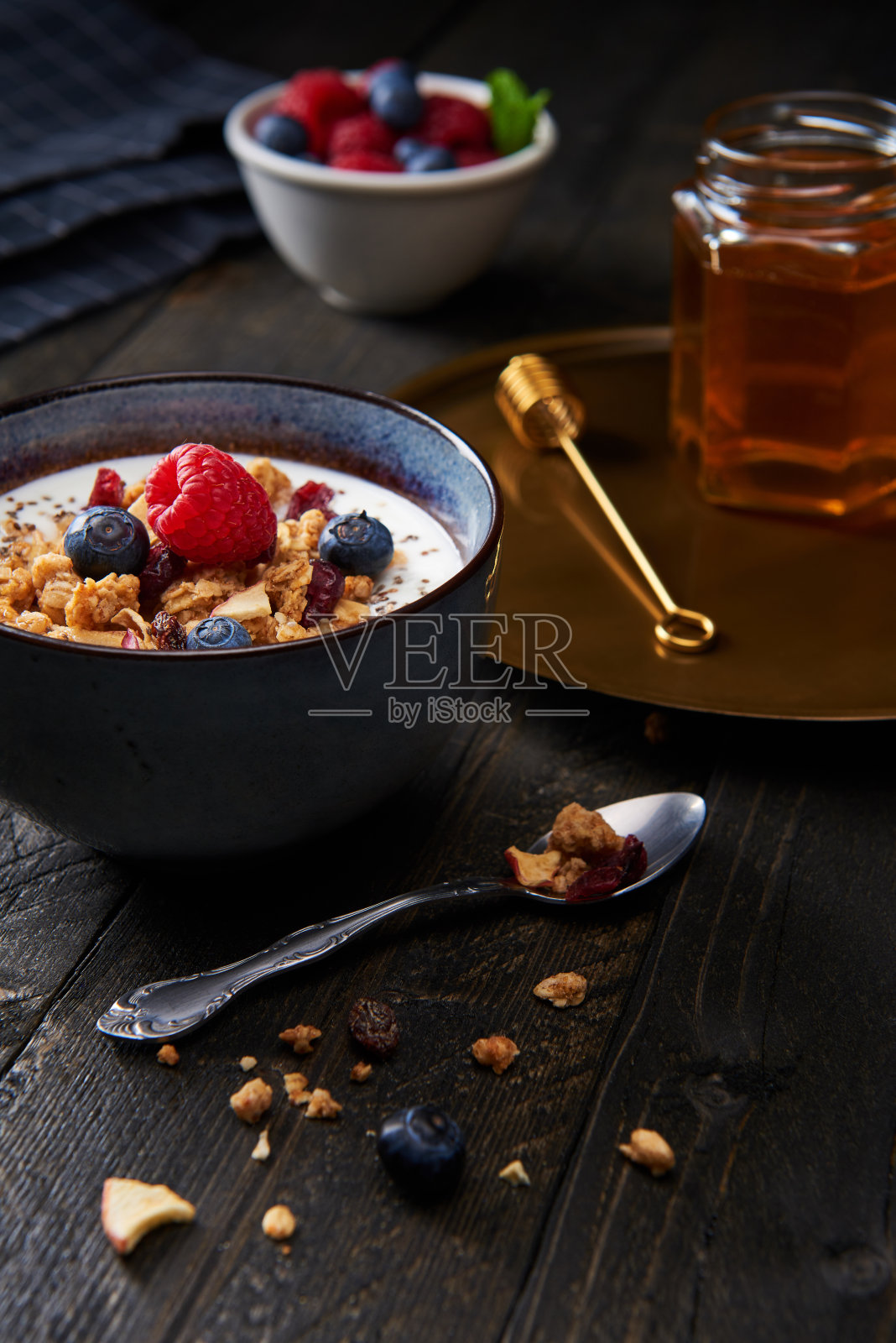 健康的早餐。新鲜的格兰诺拉麦片，酸奶什锦麦片，蓝莓和奇异子树莓。照片摄影图片