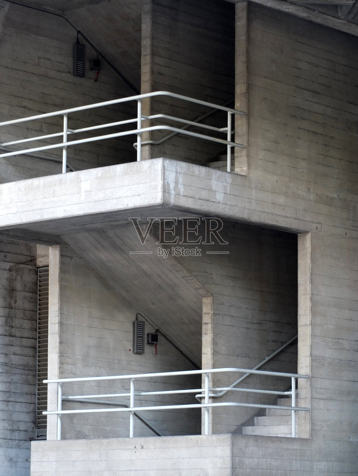 野兽派建筑中的混凝土楼梯和阳台照片摄影图片