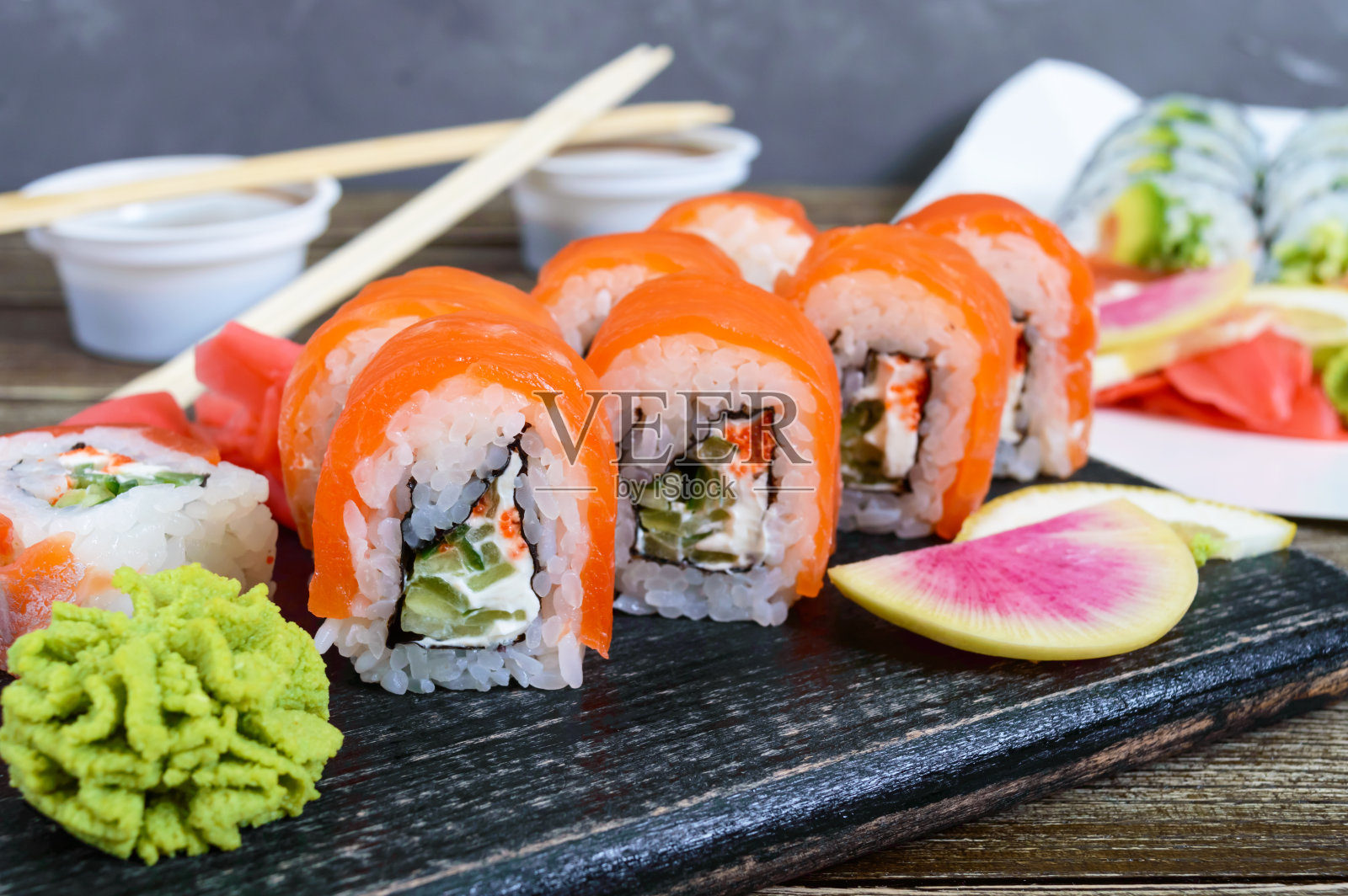 各种各样的寿司在木制的背景上。寿司菜单。日本的食物。寿司。照片摄影图片