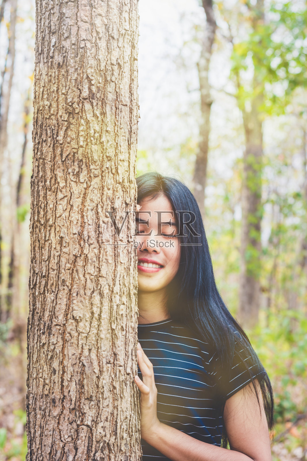 年轻女子在乡村森林里深呼吸的肖像照片摄影图片
