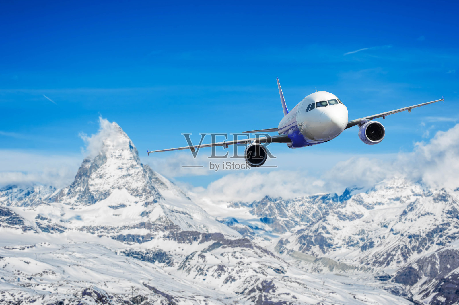 飞机以马特洪雪山为背景，探索概念照片摄影图片