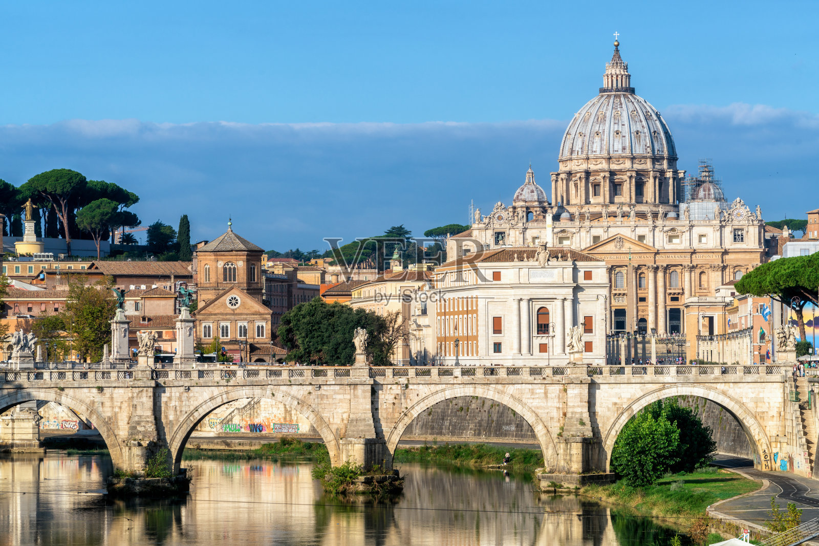 罗马天际线和梵蒂冈圣彼得大教堂照片摄影图片