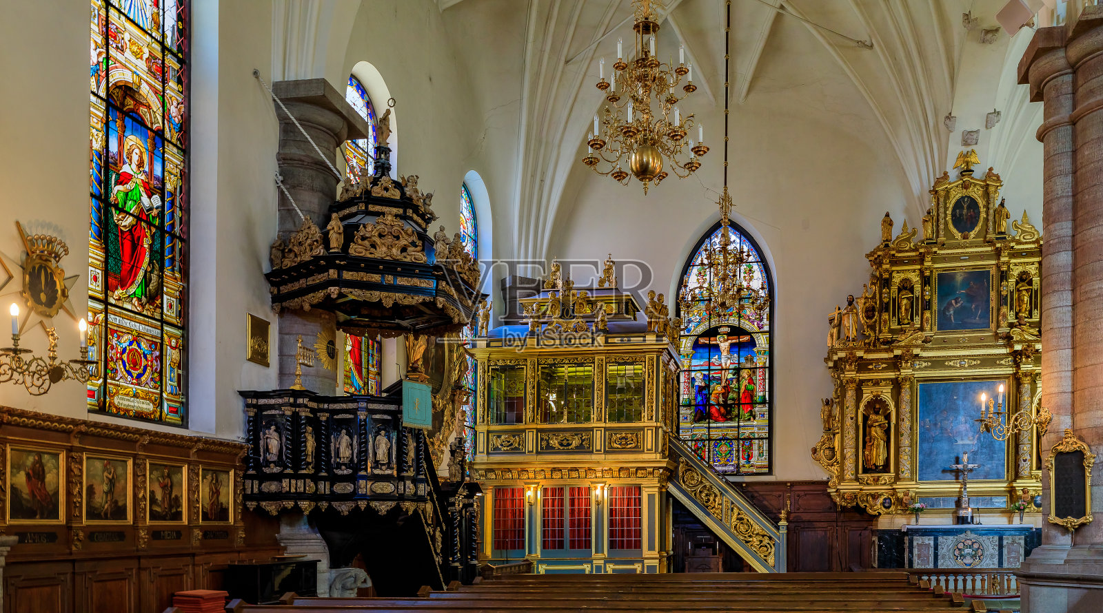 瑞典斯德哥尔摩德国教堂的彩色玻璃窗、圣坛、讲坛和“国王的画廊”照片摄影图片
