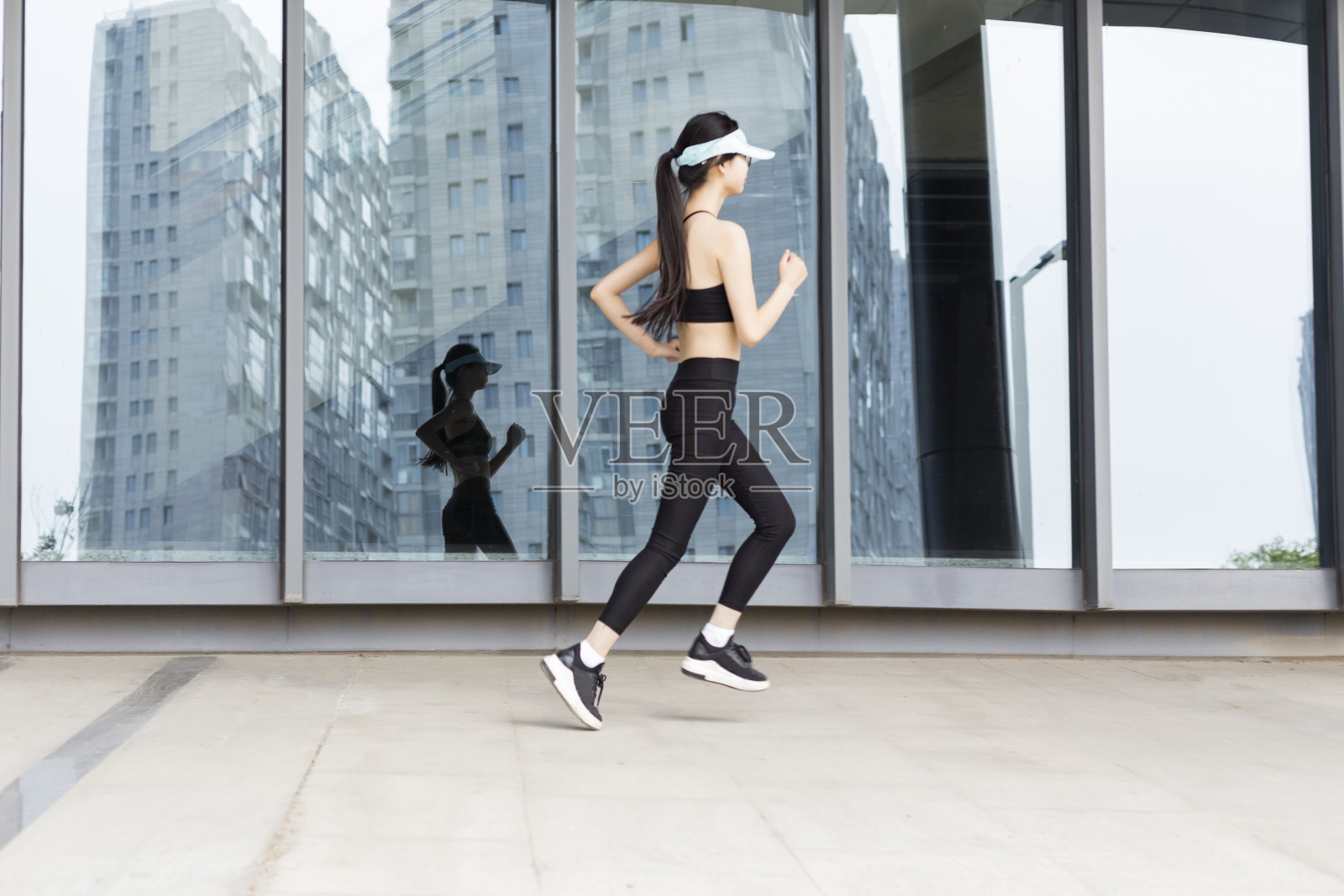 女人在城市里奔跑照片摄影图片