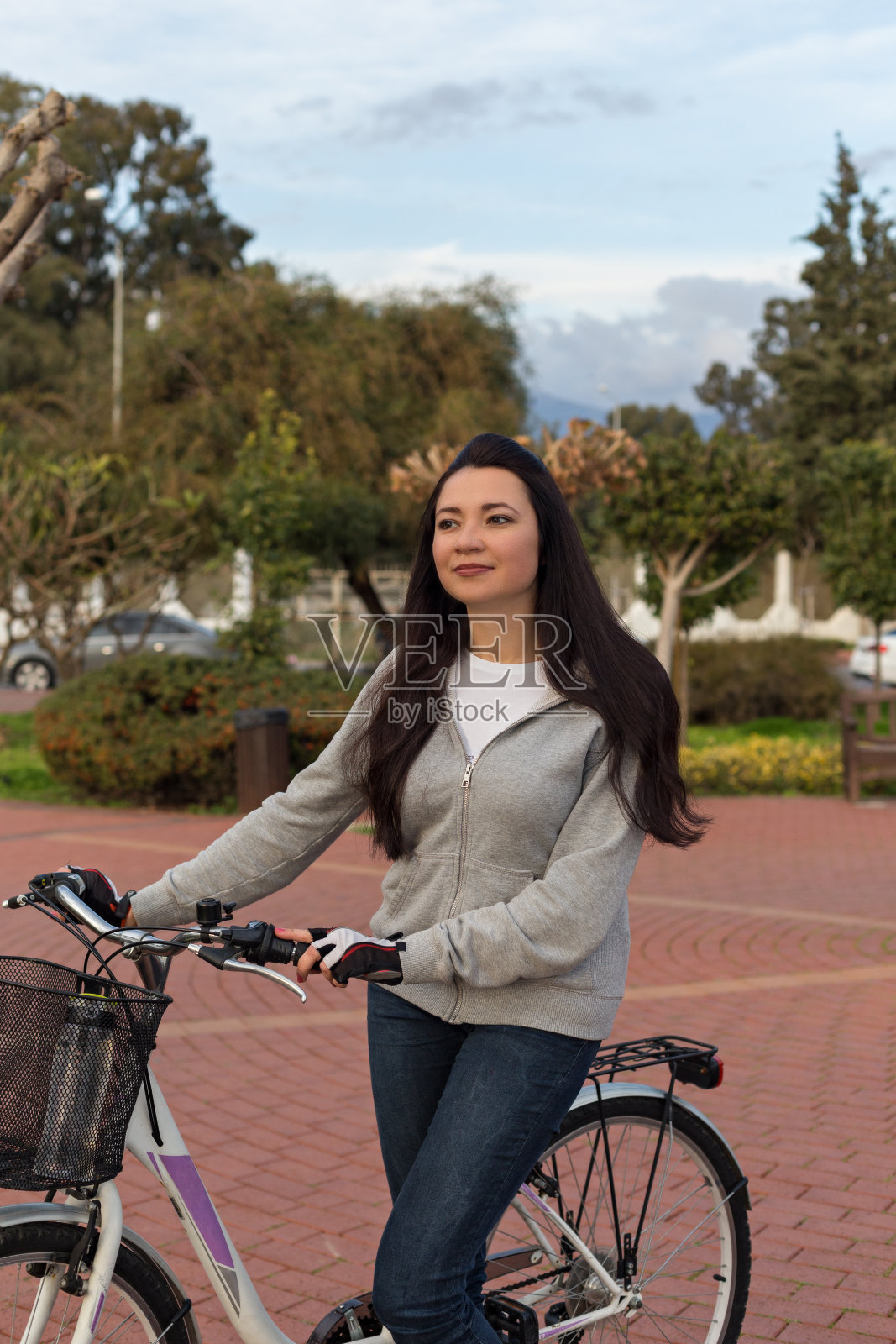 健康的生活方式的概念。自信的女性与自行车。照片摄影图片