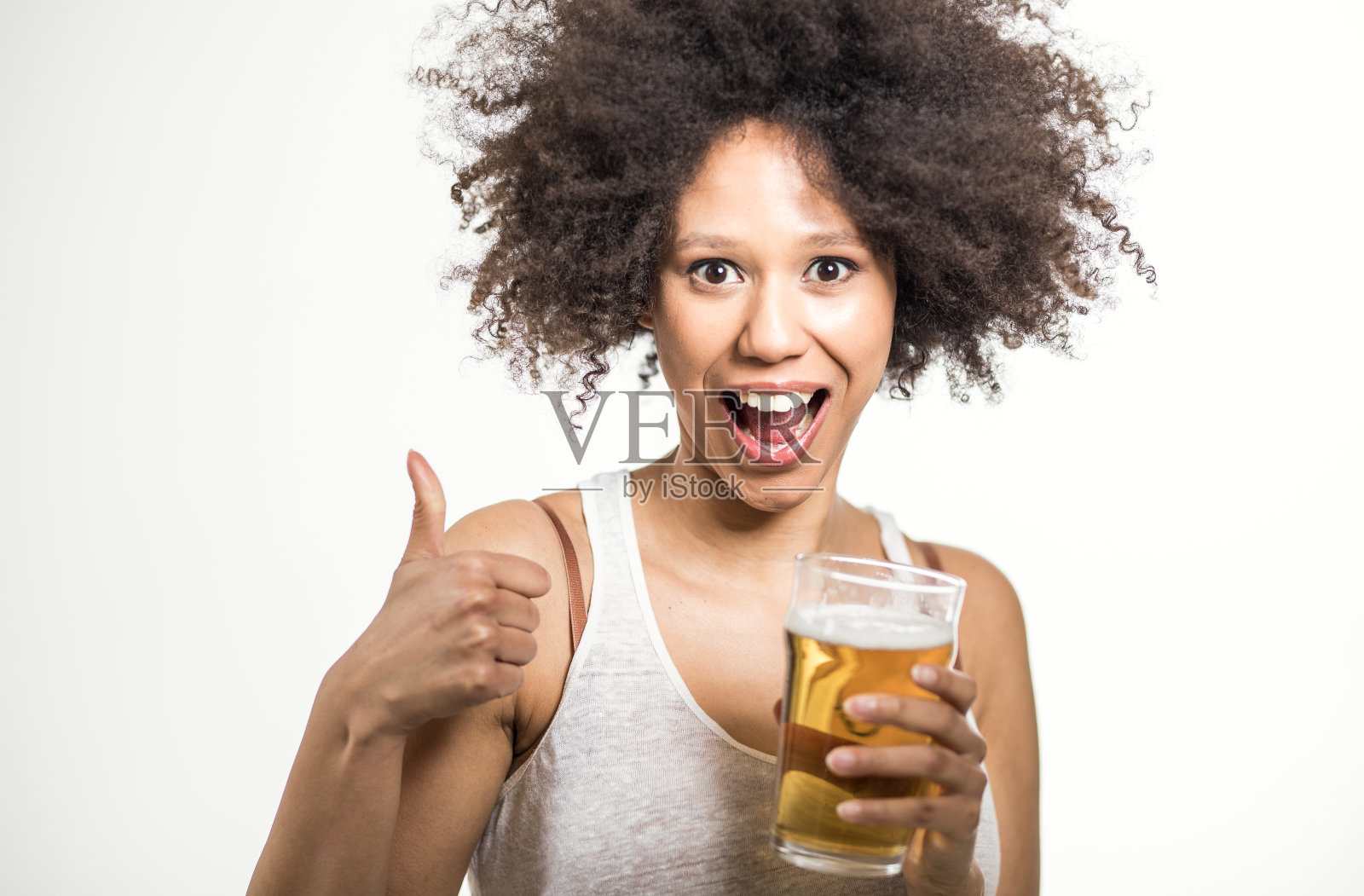 一个年轻女子拿着一杯啤酒的肖像照片摄影图片