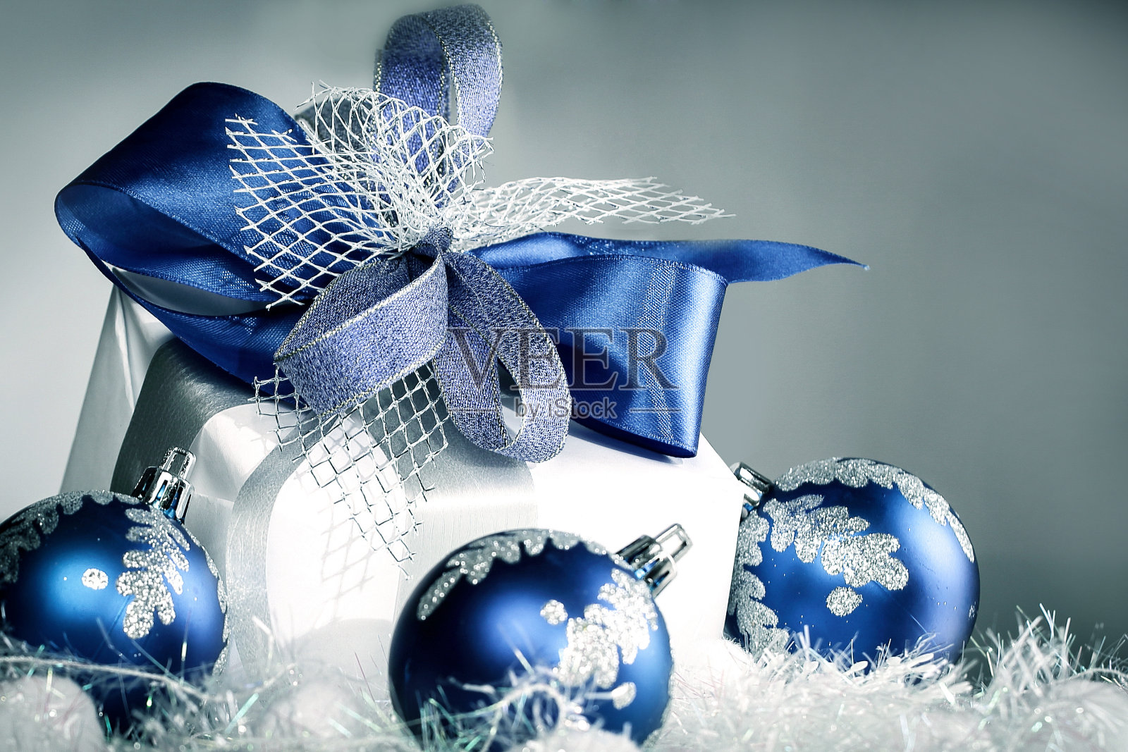 特写。圣诞礼物和蓝色圣诞球在一个节日的wh照片摄影图片