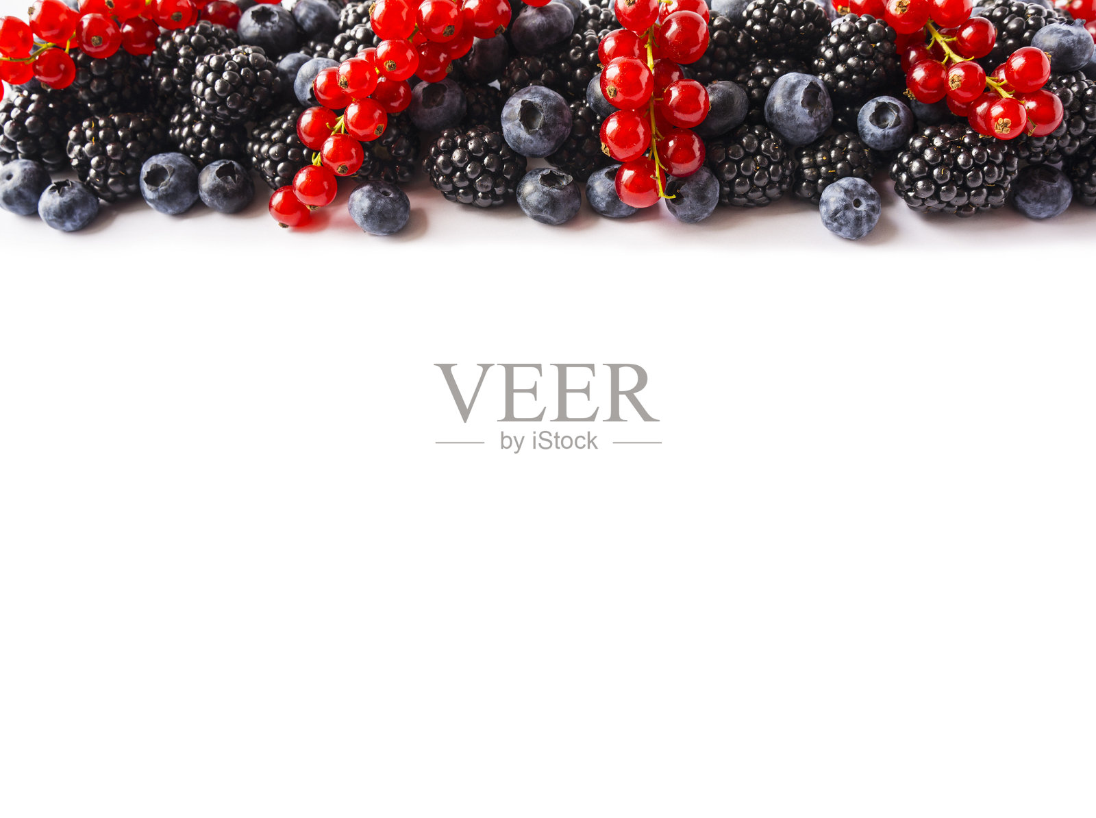 黑色蓝色和红色的食物在图像的边界与文本复制空间。成熟的蓝莓、黑莓和红醋栗在白色的背景上。前视图。背景的浆果。各种新鲜的夏季浆果。混合浆果和水果。照片摄影图片