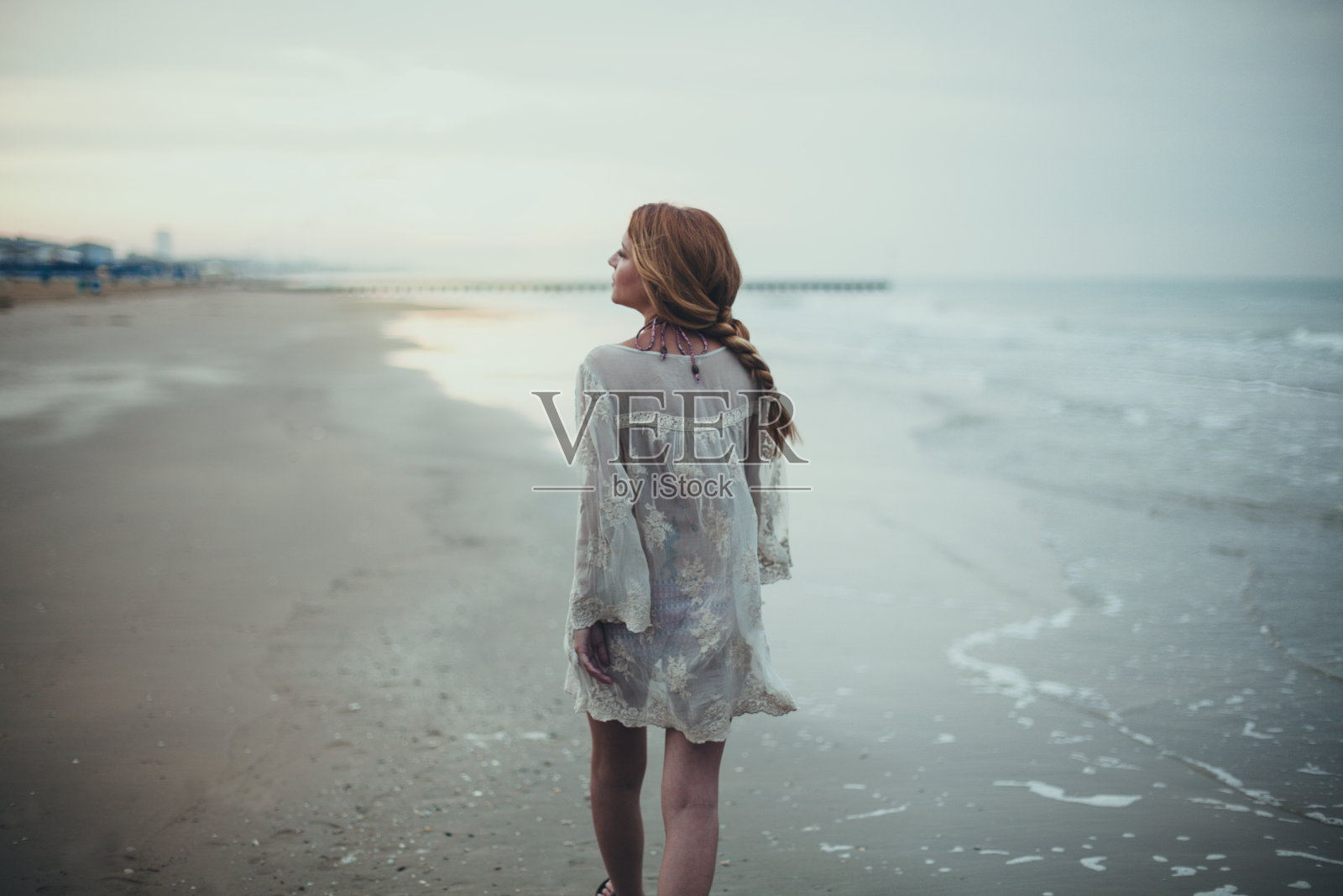 海滩上的梦幻女孩照片摄影图片