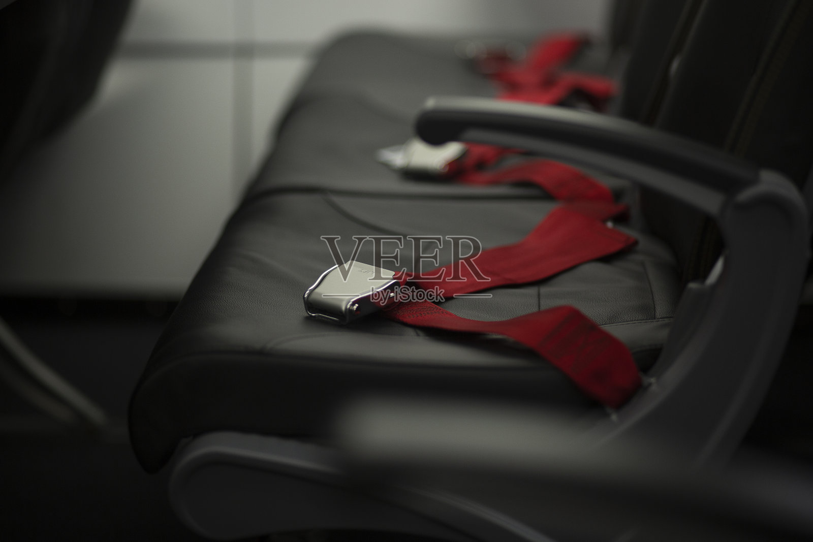 黑色座位上系着红色的飞机安全带照片摄影图片