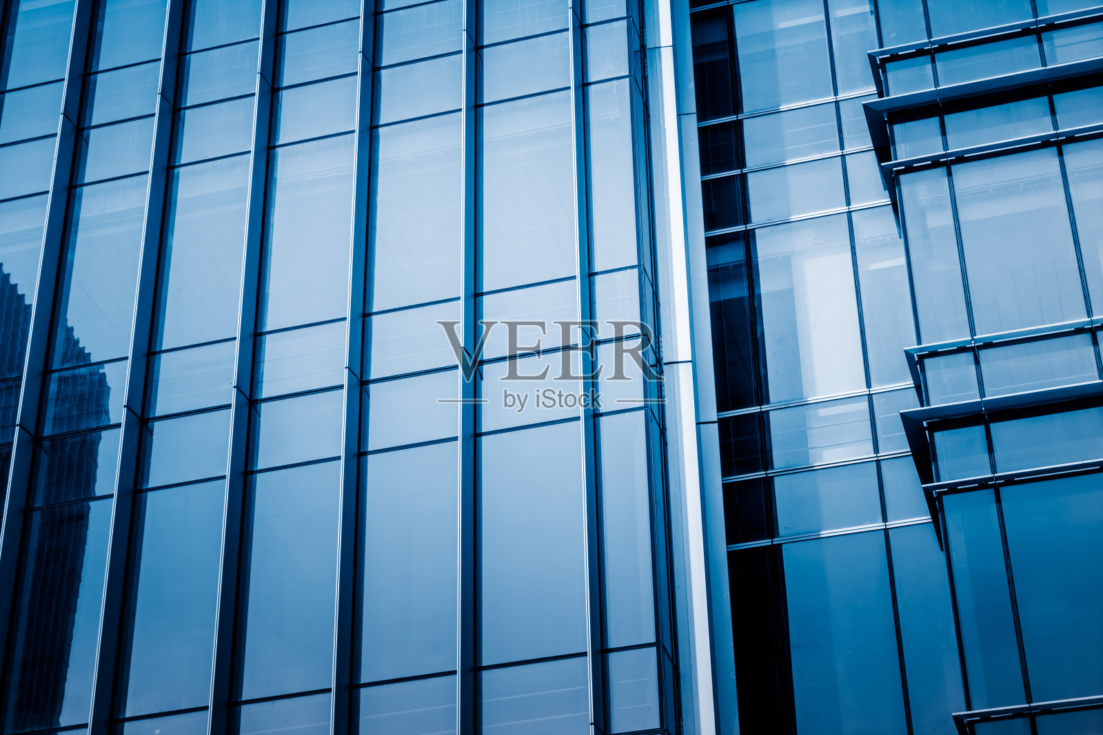 近距离观察上海的玻璃建筑细节照片摄影图片
