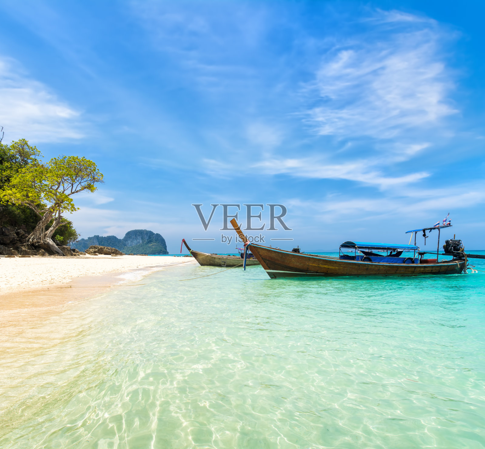 美丽的海滩与传统的泰国长尾船的惊人的观点。位置:竹岛，甲米省，泰国，安达曼海。艺术照片。美丽的世界。照片摄影图片