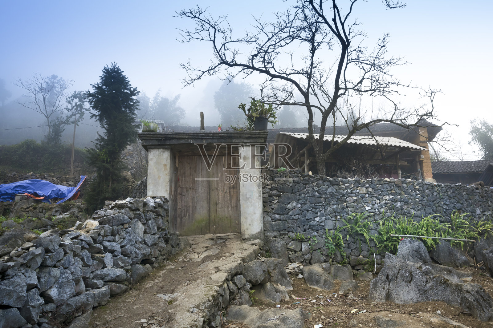 越南河江苗族村的山上房子。照片摄影图片