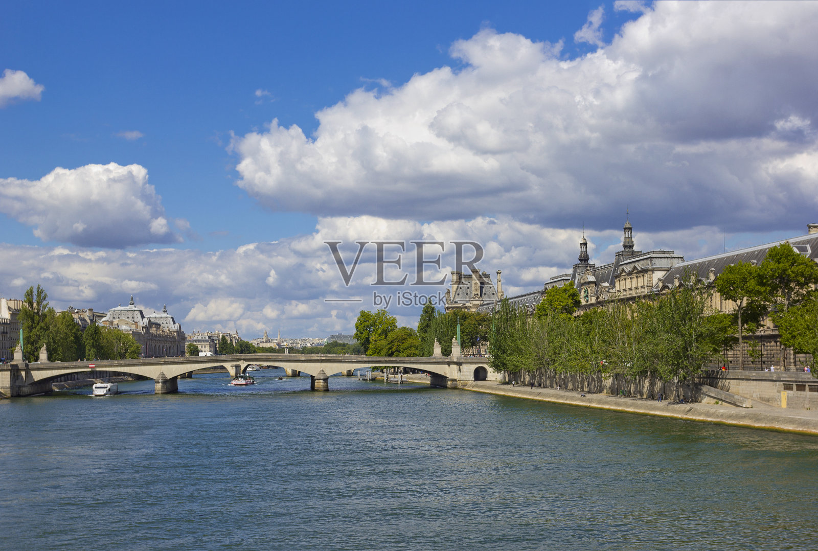 巴黎塞纳河的旧桥和堤岸照片摄影图片